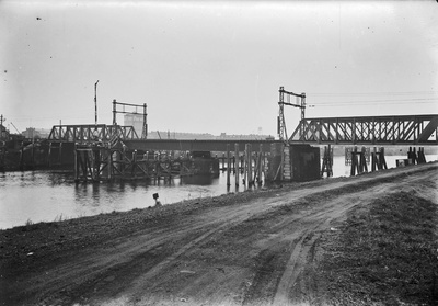 154978 Gezicht op de spoorbrug over de Dieze te 's-Hertogenbosch.
